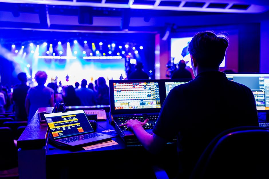 Technik připravuje techniku na cestu k zákazníkovi