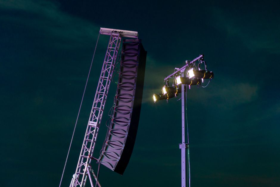 Line array a světelná rampa na venkovní akci